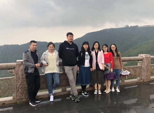 雅風(fēng)辦公家具設(shè)計(jì)團(tuán)隊(duì)穹廬山之行 雅風(fēng)辦公家具設(shè)計(jì)團(tuán)隊(duì)穹廬山之行