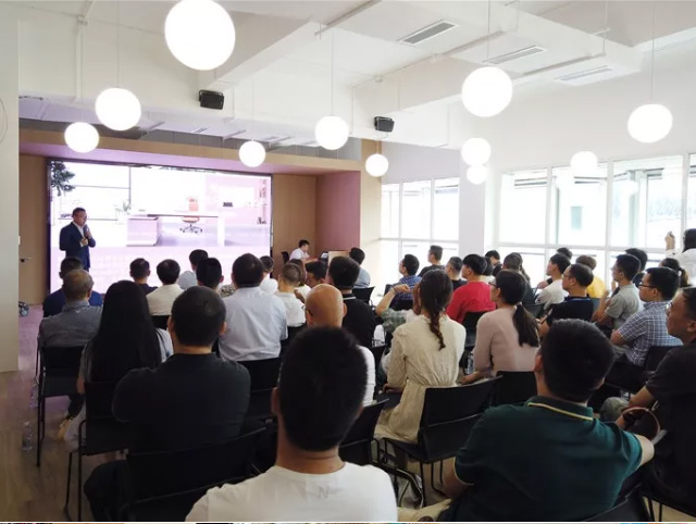 雅風(fēng)辦公家具團(tuán)隊(duì)風(fēng)采新品發(fā)布01 雅風(fēng)辦公家具團(tuán)隊(duì)風(fēng)采新品發(fā)布01
